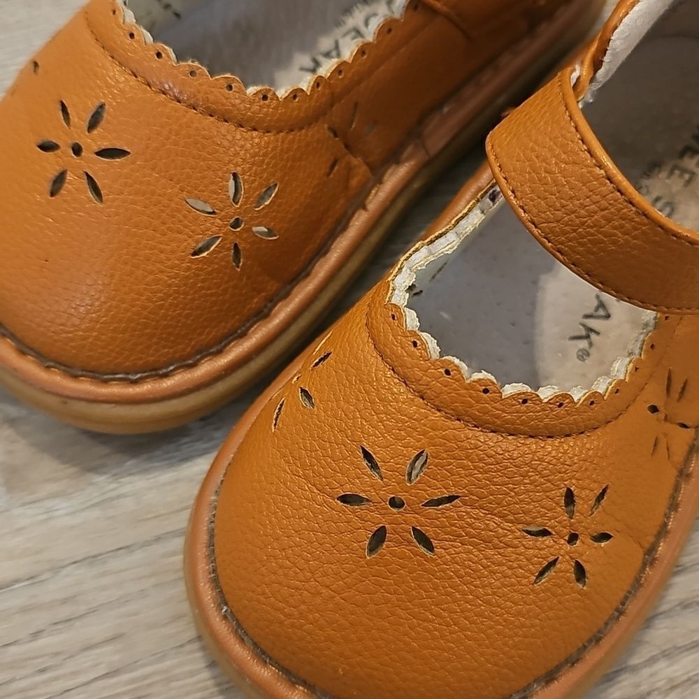 Brown Dress Shoes with Floral Cutouts and Adjustable Strap - Picture 4 of 4